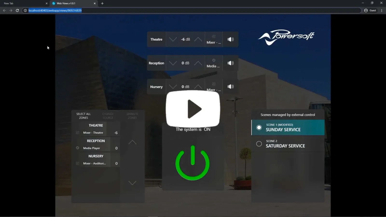 Pagina di controllo web con volume delle zone Theatre, Reception e Nursery, tasto di accensione e scene, con pulsante play