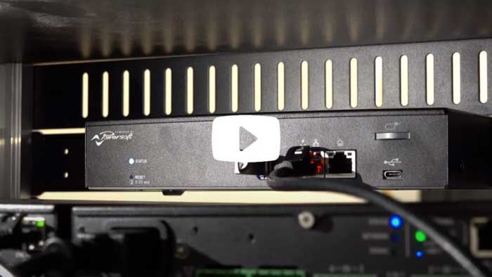 Unità VERSO installata in un rack con il cavo di rete collegato, con il pulsante di riproduzione del video