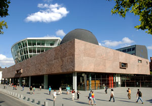 Les Champs Libres in Rennes: stone-clad building with a dark dome and a tilted glass tower