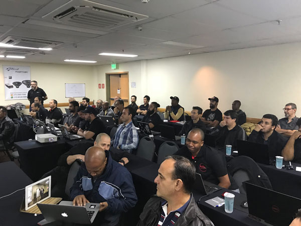 Participants with laptops at the Armonía software seminar in São Paulo