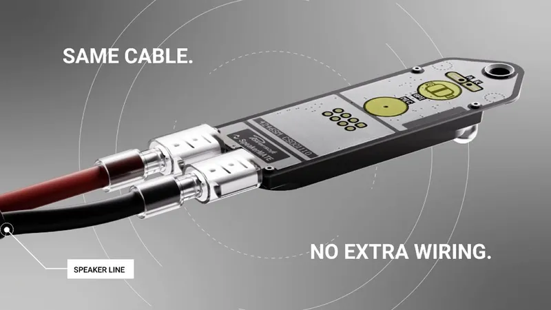SpeakerMATE collegato a una linea altoparlante rossa e nera, con la scritta: Same cable. No extra wiring.