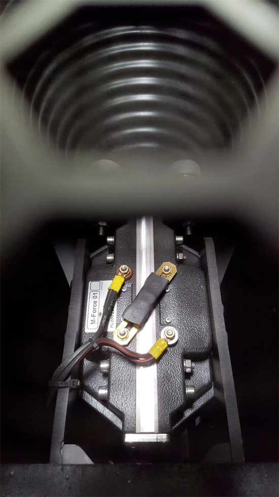 Motore Powersoft M-Force 01 all'interno di un subwoofer, sotto il cono