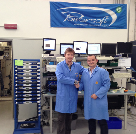 Steve Smith of Powersoft (left) and Gorkem Çelikbilek of Asimetrik shaking hands under a Powersoft banner